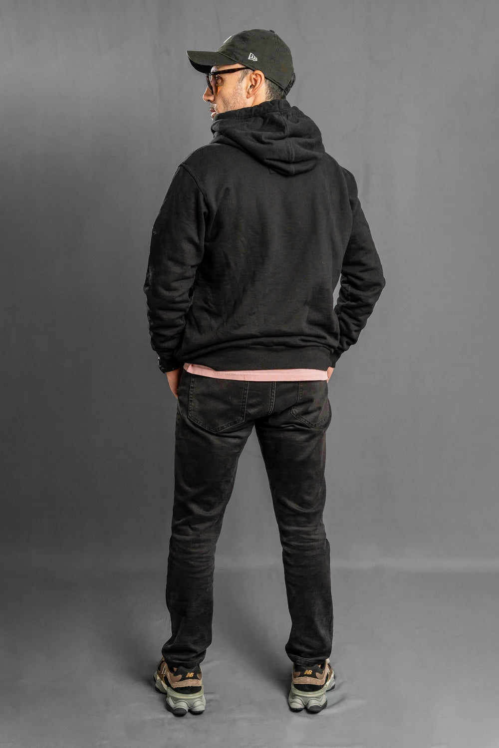 Espalda de hoodie negro hombre Luck & Load; ajuste relajado y capucha amplia
