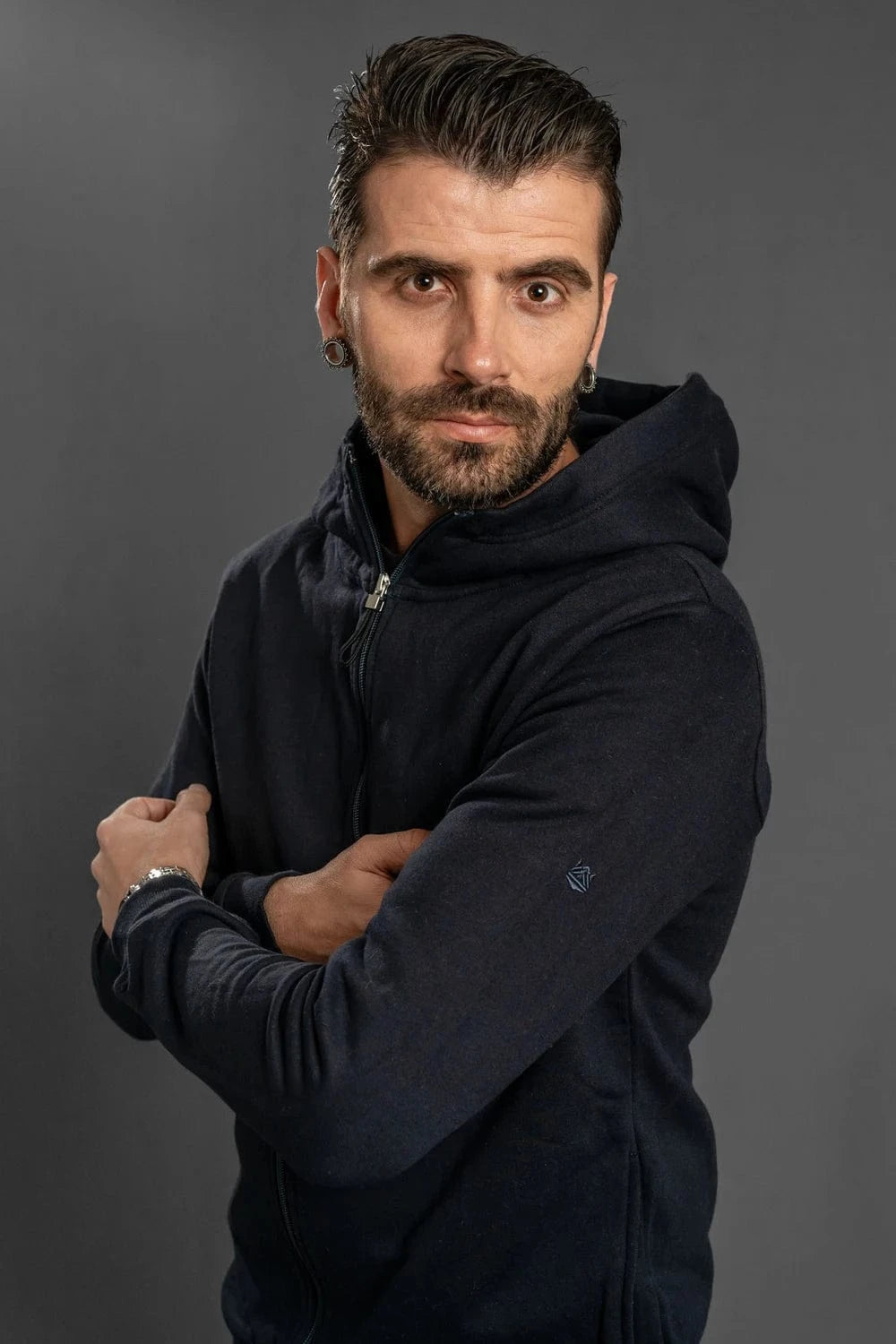 Hoodie con cierre azul navy hombre Luck & Load — vista frontal, fit regular y bolsillo canguro