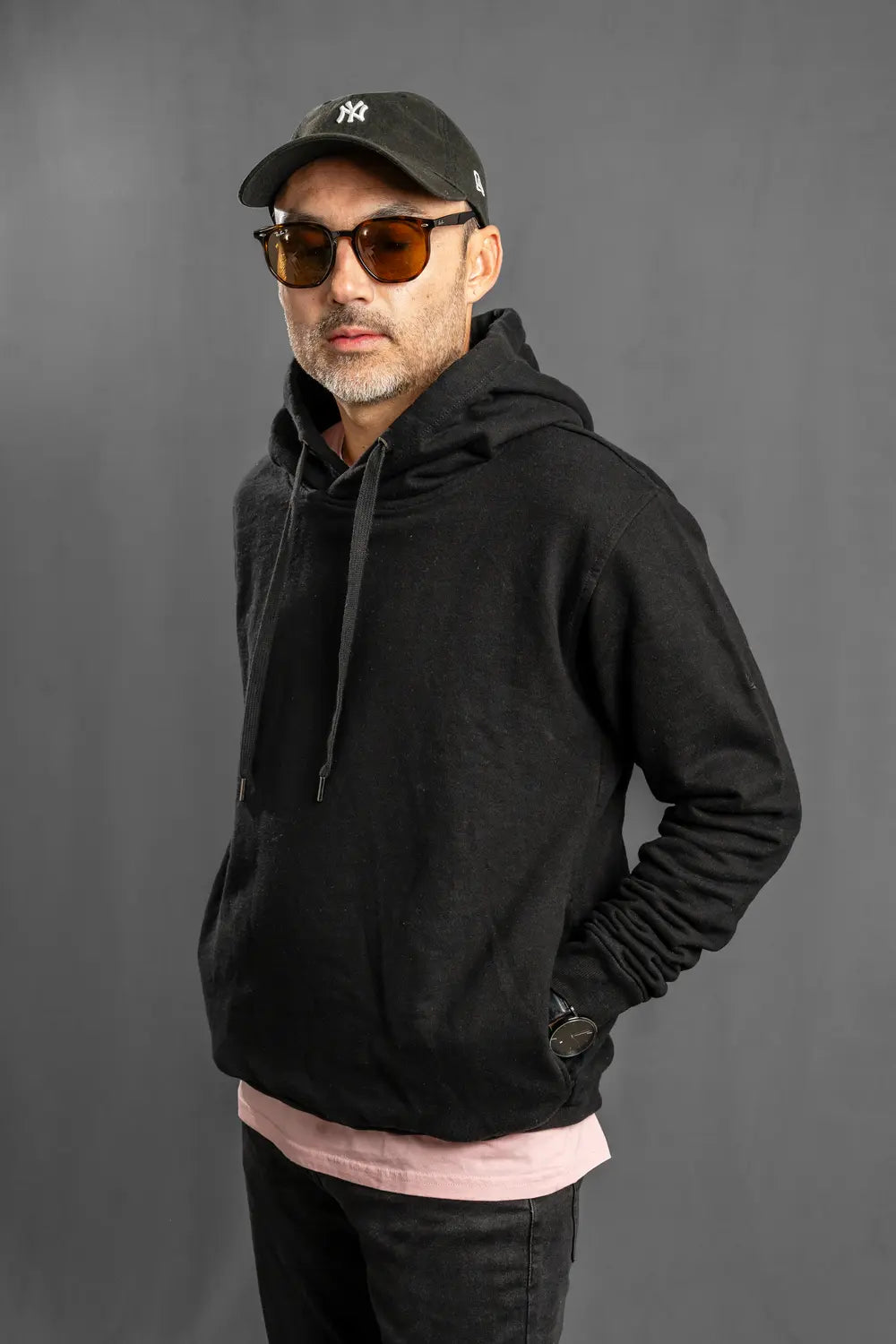Detalle capucha y cordones de buzo negro hombre Luck & Load, estilo streetwear