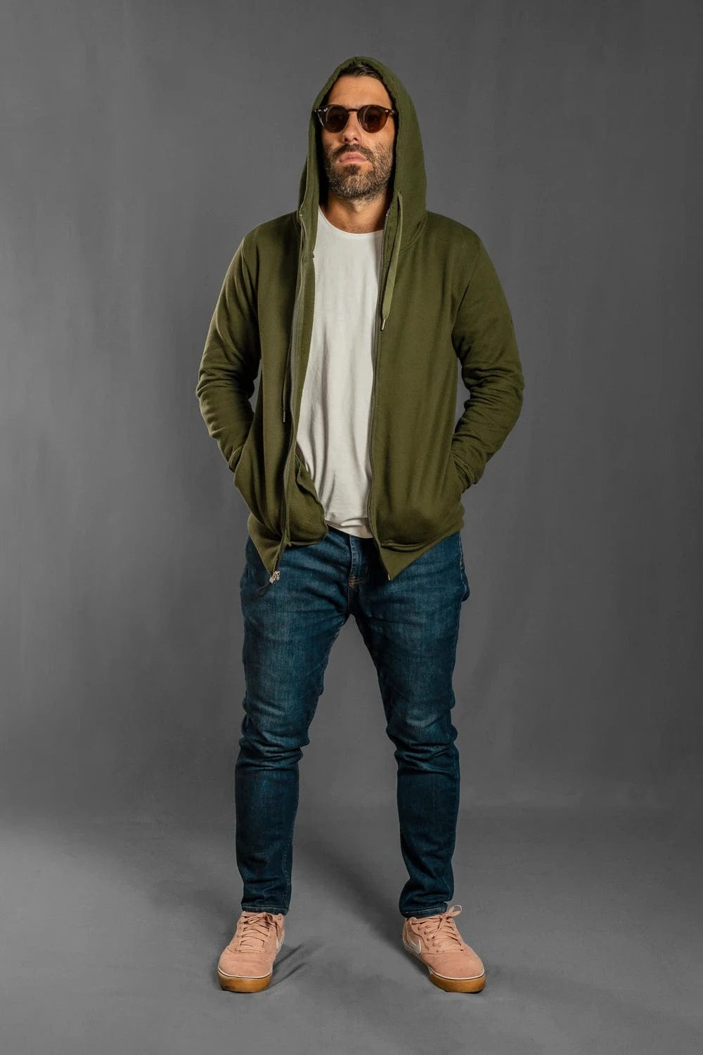 Hoodie verde oscuro con cierre hombre Luck & Load — frontal con jeans, look casual