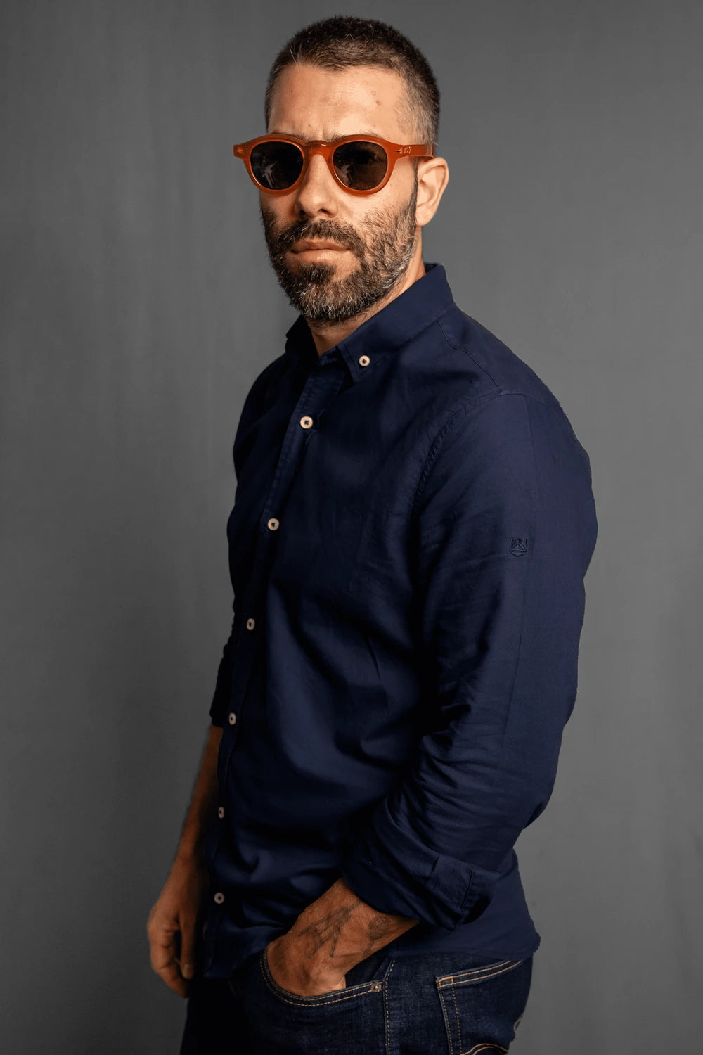 Camisa manga larga azul marino Oxford para hombre elegante Colombia