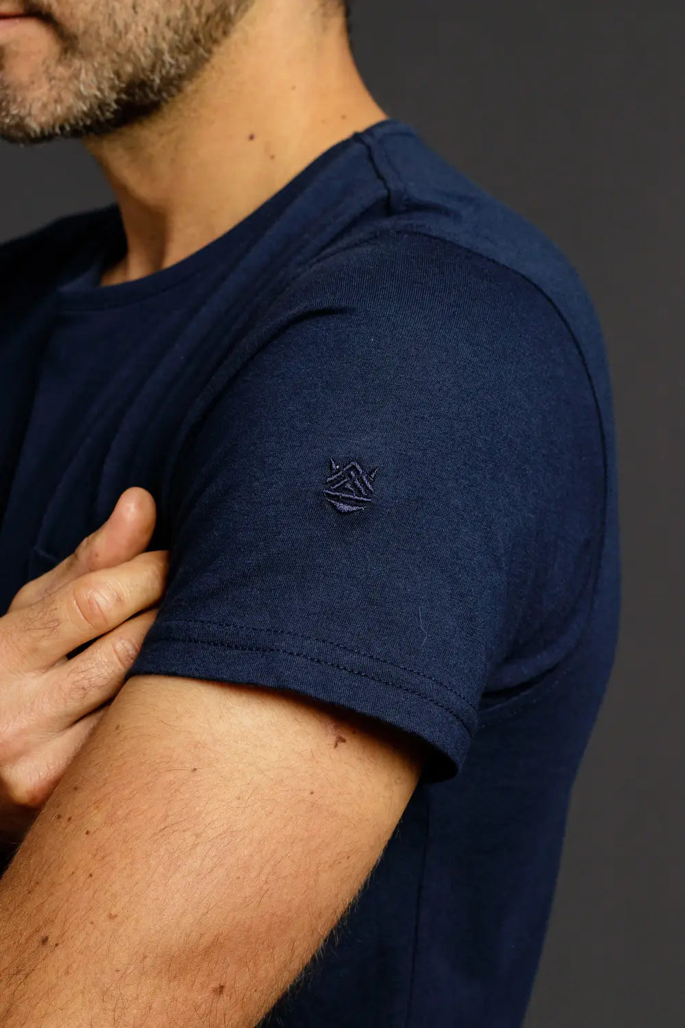 Camiseta básica azul marino cuello v hombre Luck & Load, algodón peruano