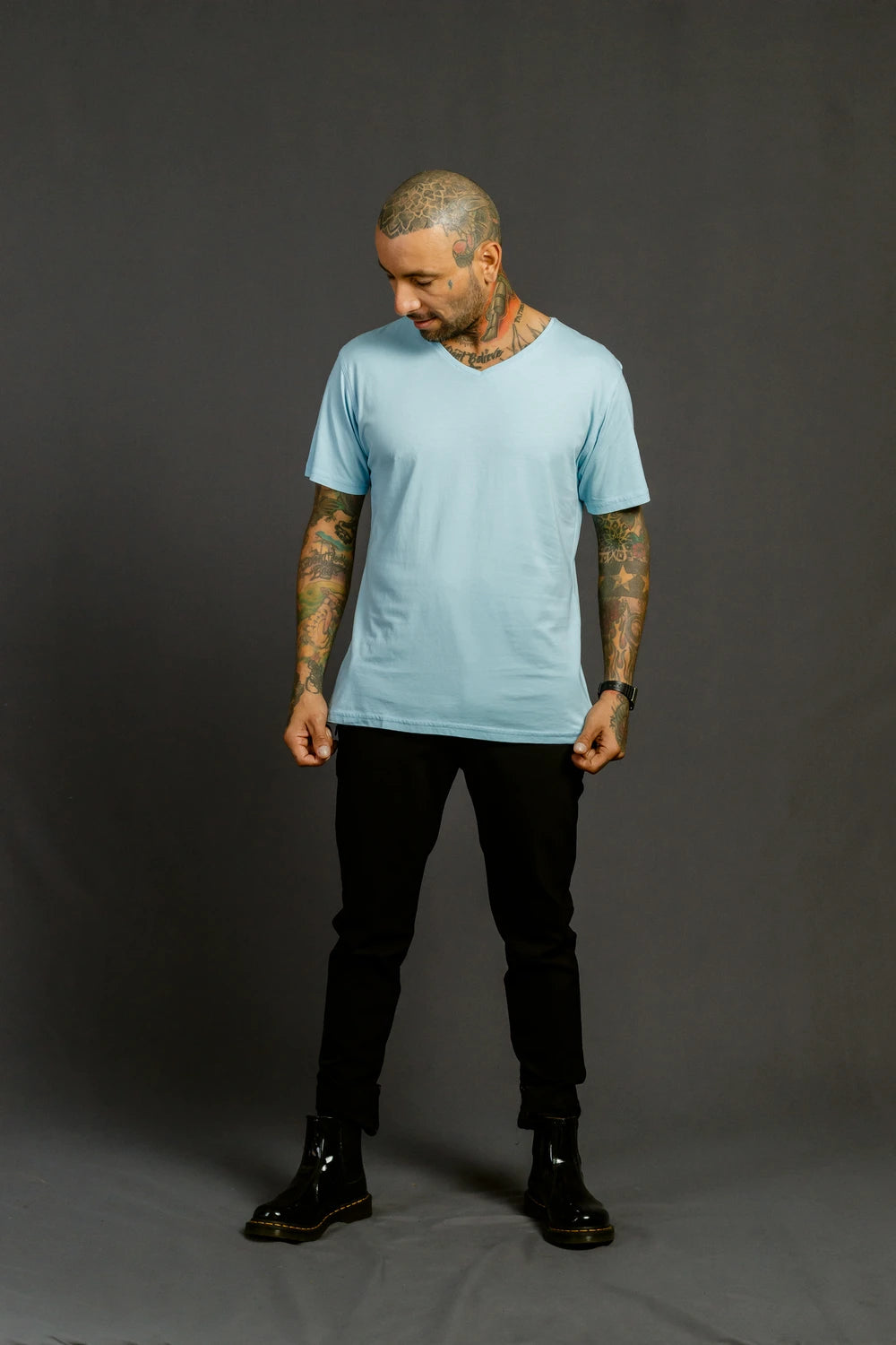 Camiseta celeste cuello v hombre Luck & Load algodón peruano premium, look urbano
