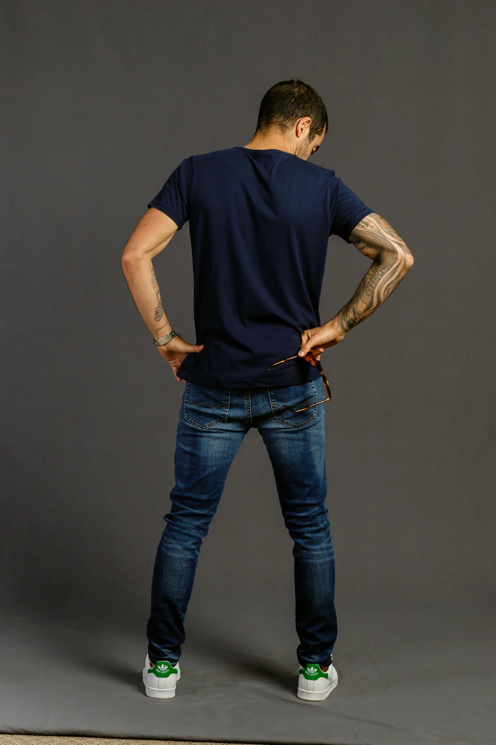 Camiseta azul navy cuello en v para hombre Luck & Load, estilo minimalista Bogotá