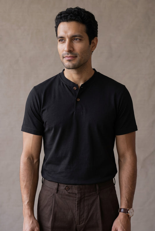 Camiseta manga corta con botones negra para hombre, medio cuerpo con la cartera y los dos botones de corozo a la vista