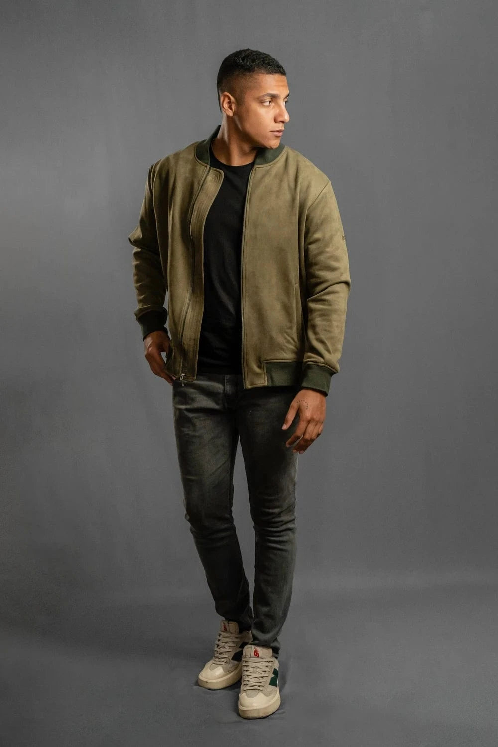 Chaqueta bomber verde oliva Luck & Load para hombre — vista frontal cuerpo entero, gamuza sintética, estilo urbano