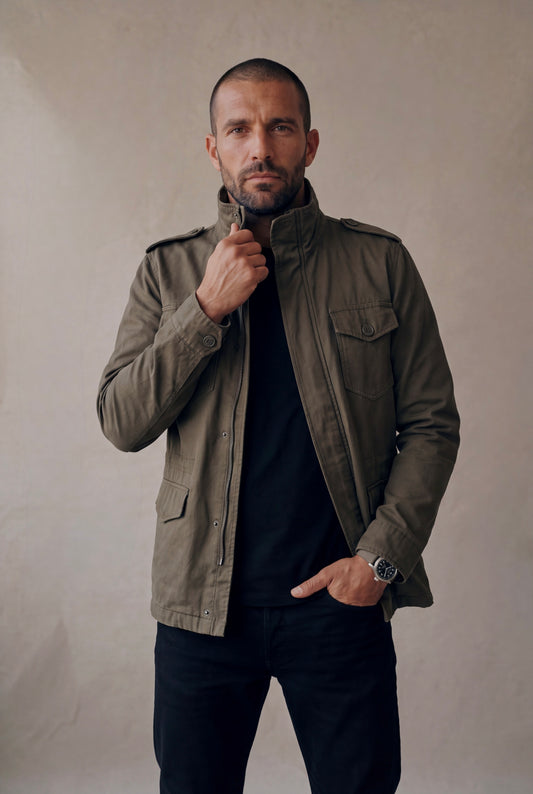 Chaqueta militar verde olivo para hombre en medio cuerpo; cuello parado y bolsillos de pecho con tapa. Luck & Load.