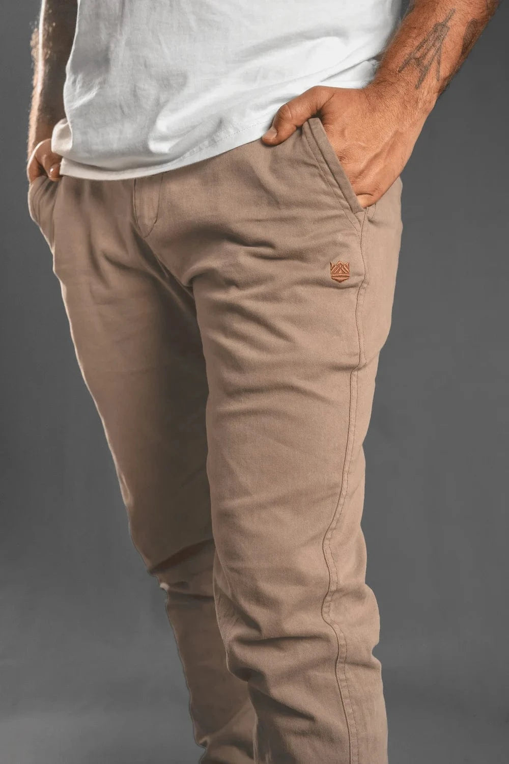 Pantalón jogger hombre beige claro Luck & Load — drill bota enresortada Colombia