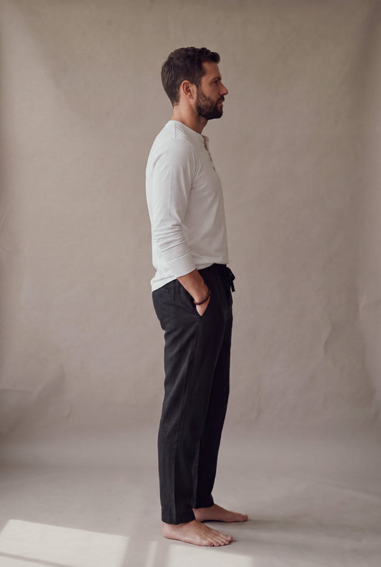 Pantalón de descanso en lino negro para hombre, perfil lateral de cuerpo completo, Luck & Load