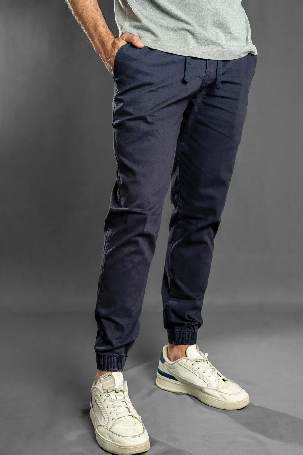 Frontal de jogger azul marino hombre, dril stretch, cintura elástica con cordón, outfit urbano Bogotá