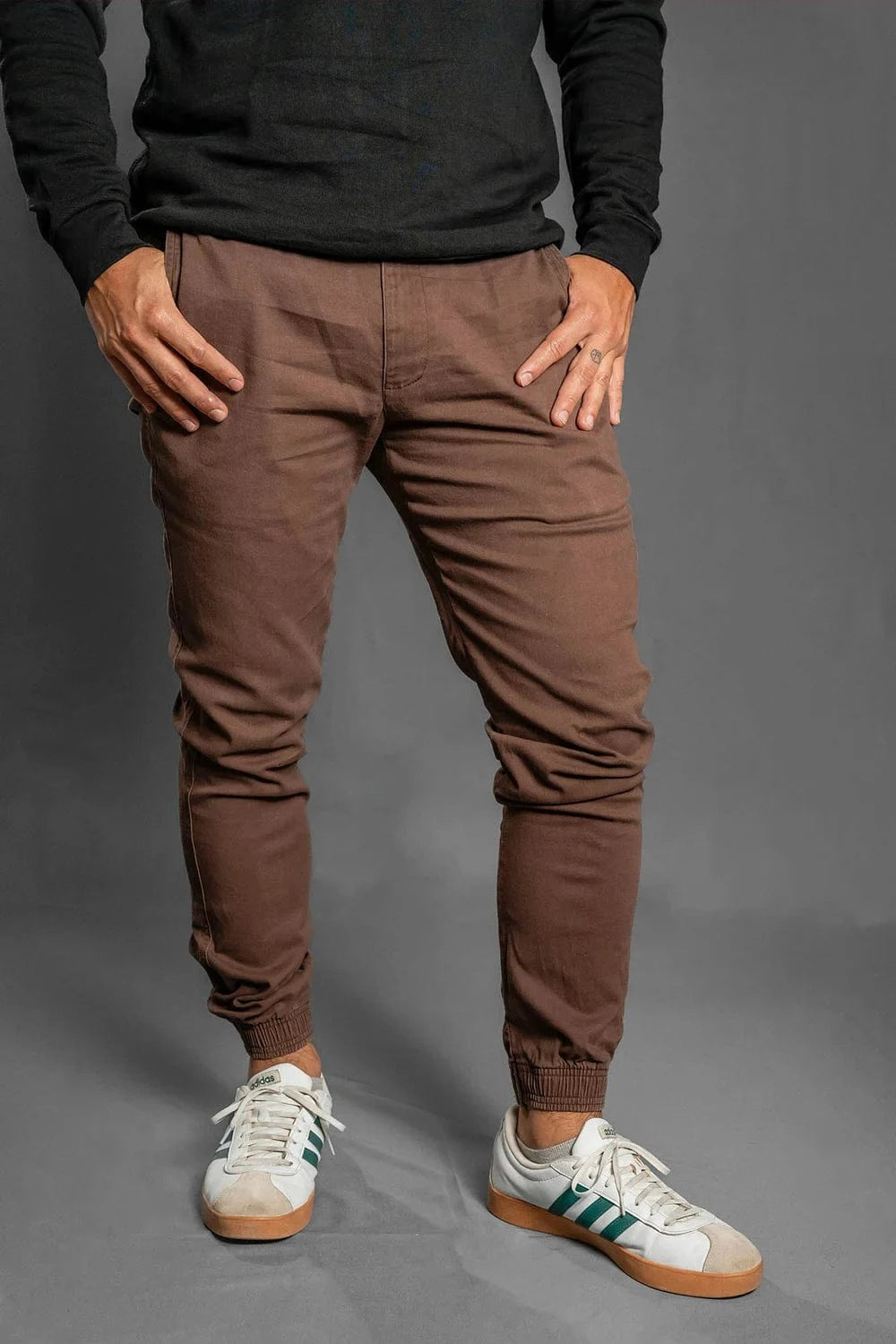 Detalle bolsillos traseros y textura drill jogger café Luck & Load hombre