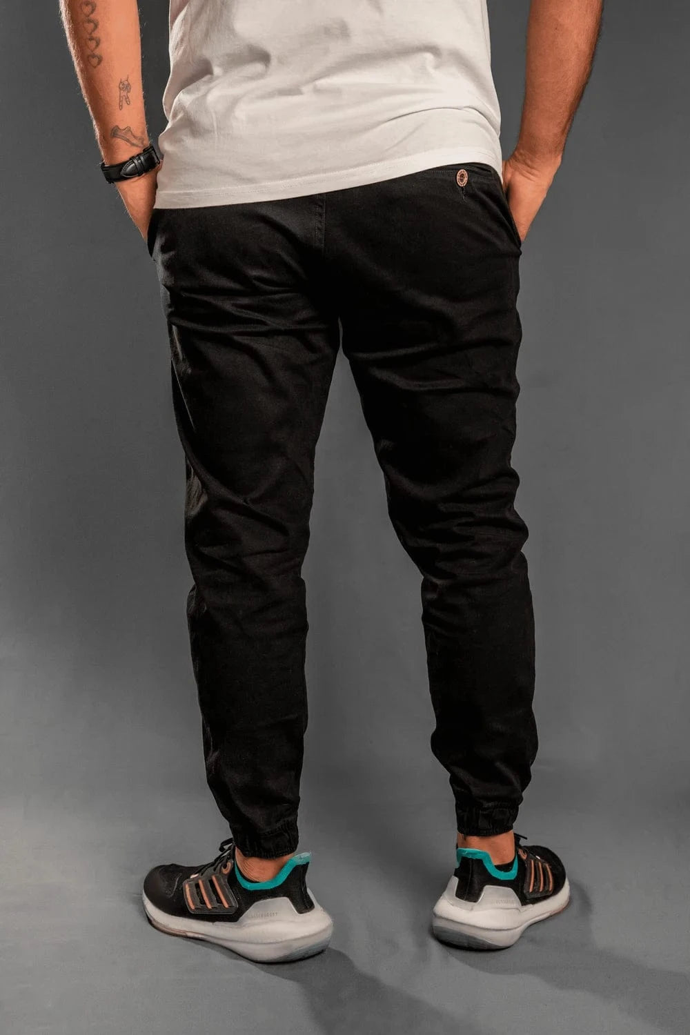 Lateral jogger negro Luck & Load hombre — puño elástico y bolsillos inclinados
