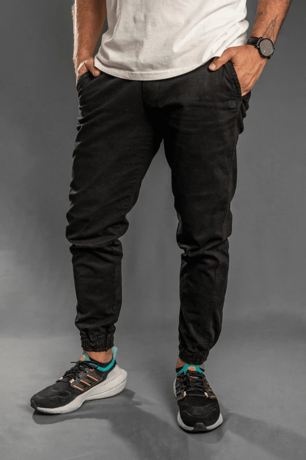 Detalle rib tobillo y cordón jogger negro Luck & Load — bota enresortada
