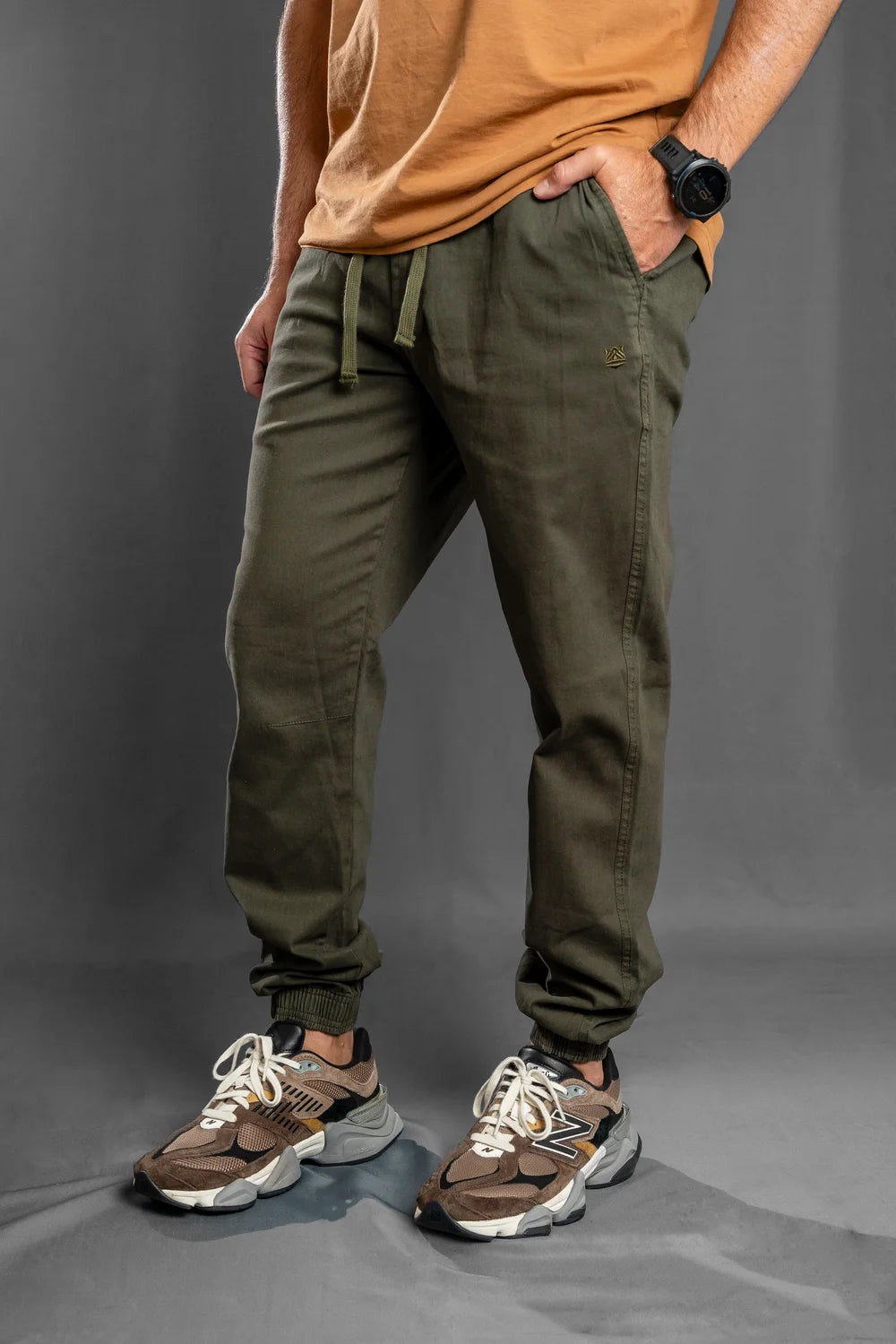 Vista frontal de pantalón jogger verde militar en dril algodón, cordón ajustable y puño elástico, para hombre Luck & Load 🇨🇴