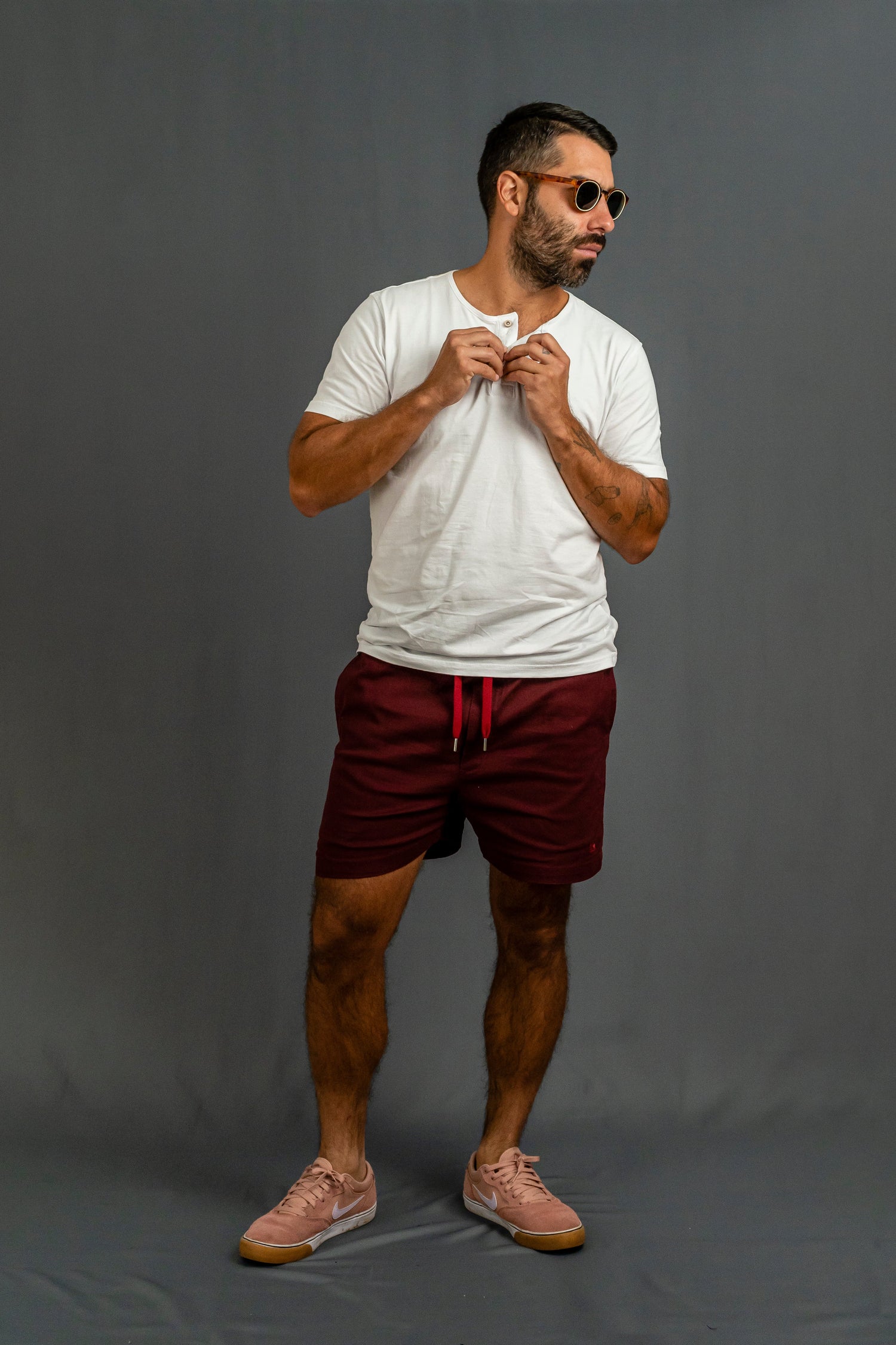 Bermudas minimalistas premium para hombre con tonos neutros y corte limpio de Luck & Load Colombia.