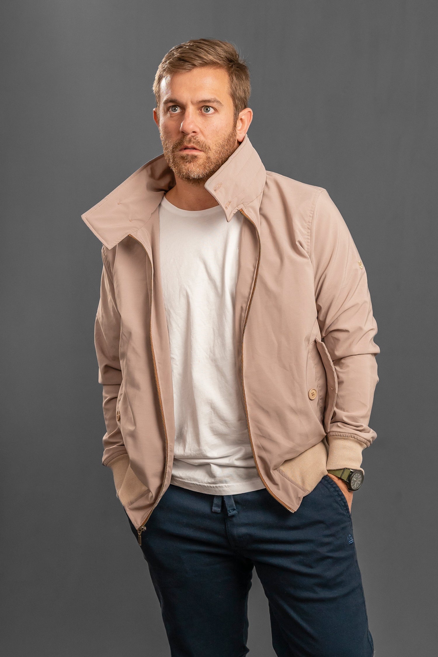 Chaqueta clásica premium para hombre en tonos neutros y corte limpio de Luck & Load Colombia.