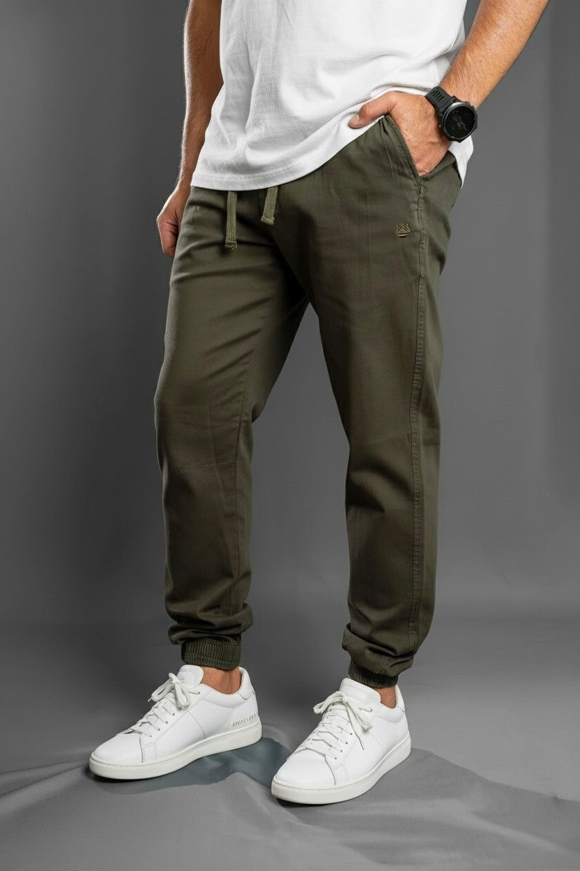 Joggers minimalistas premium para hombre en drill, tonos neutros y corte limpio de Luck & Load Colombia.