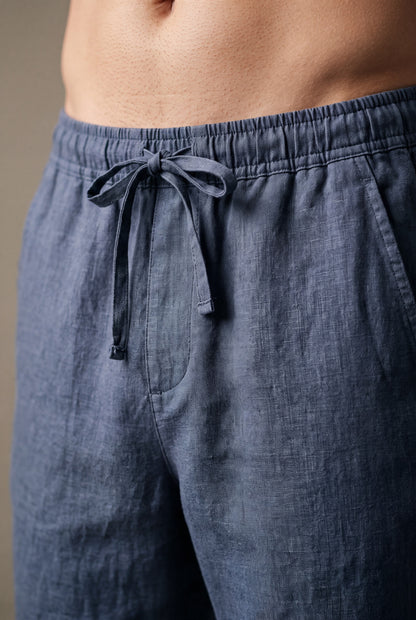 Detalle de la cinturilla elastica con cordon de la bermuda de descanso azul naval de Luck & Load.