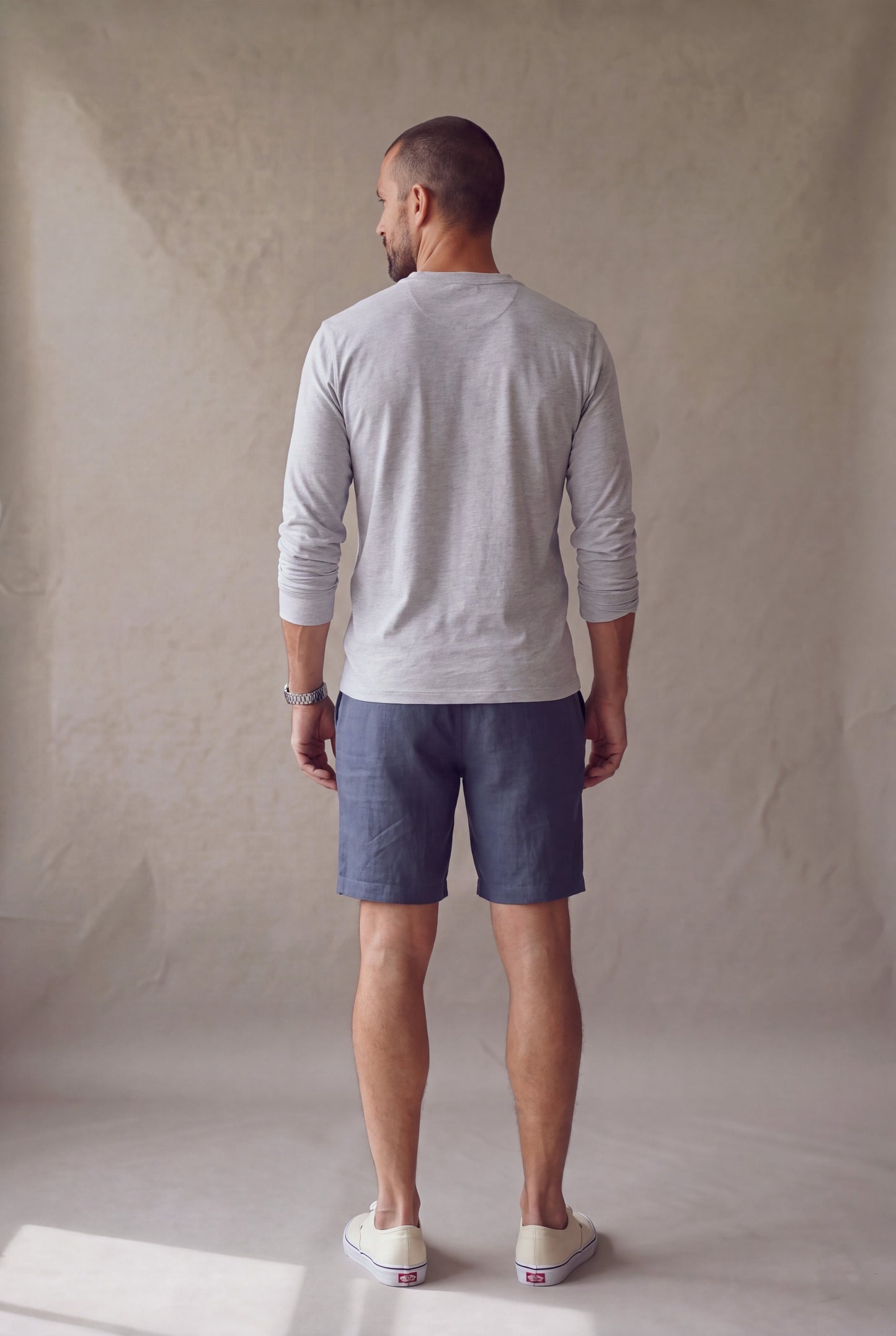 Bermuda de descanso azul naval para hombre, vista de espalda; corte limpio sin bolsillos traseros. Luck & Load.