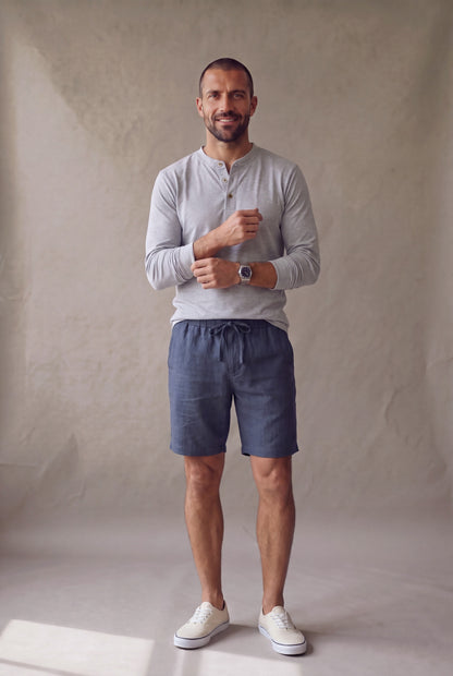Bermuda de descanso en lino azul naval para hombre, vista frontal. Luck & Load.