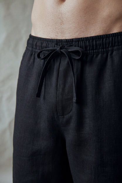 Detalle de la cinturilla elastica con cordon de la bermuda de descanso negra de Luck & Load.