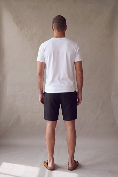 Bermuda de descanso negra para hombre, vista de espalda; corte limpio sin bolsillos traseros. Luck & Load.
