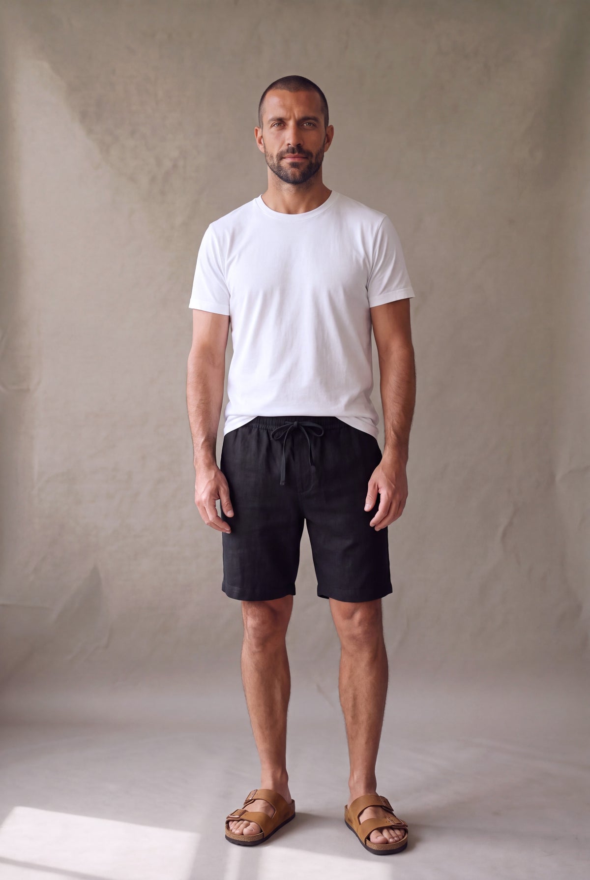 Bermuda de descanso en lino negro para hombre, vista frontal. Luck & Load.