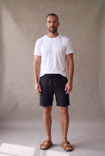 Bermuda de descanso en lino negro para hombre, vista frontal. Luck & Load.