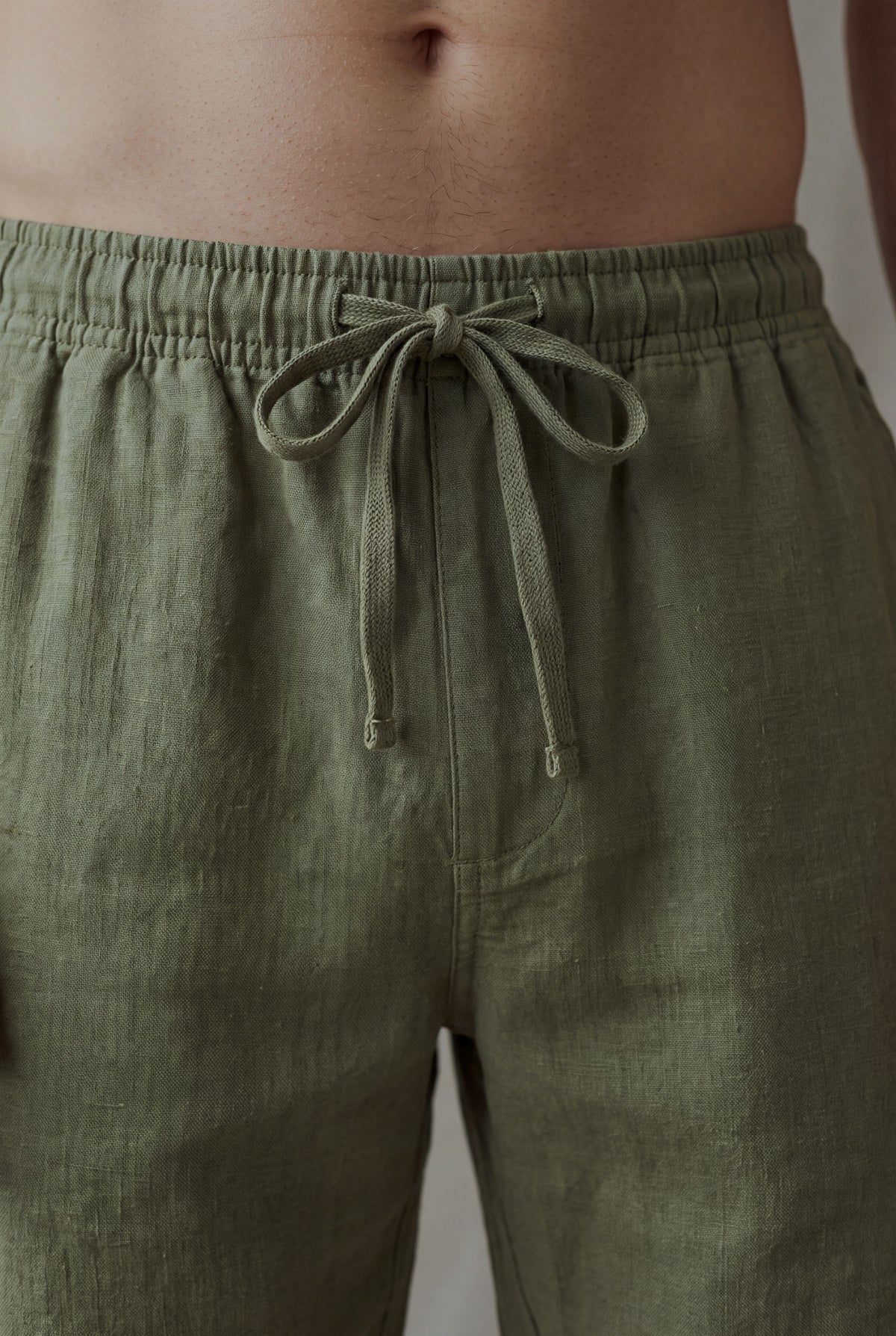 Detalle de la cinturilla elastica con cordon de la bermuda de descanso verde militar de Luck & Load.