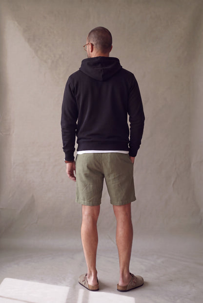 Bermuda de descanso verde militar para hombre, vista de espalda; corte limpio sin bolsillos traseros. Luck & Load.