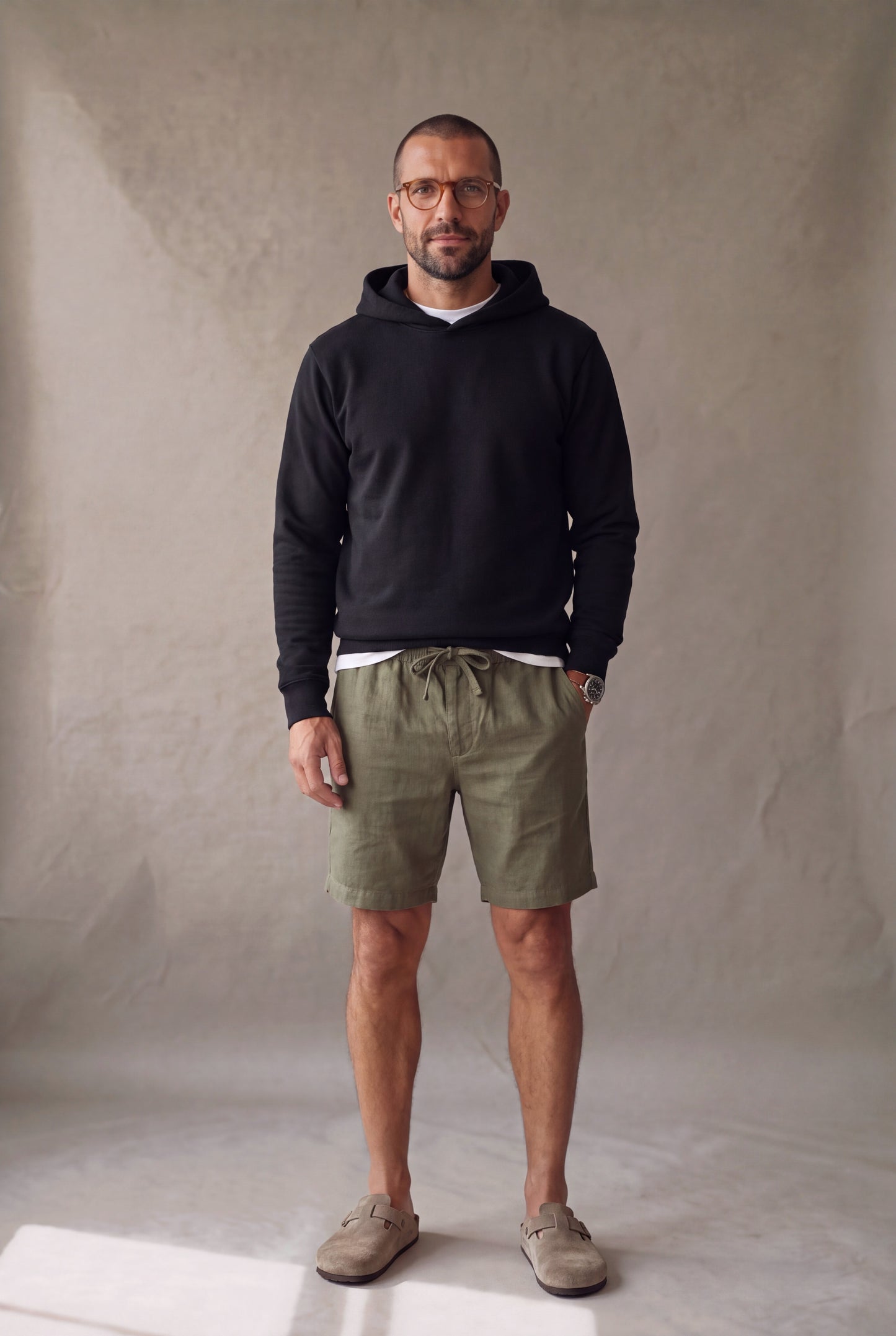 Bermuda de descanso en lino verde militar para hombre, vista frontal. Luck & Load.