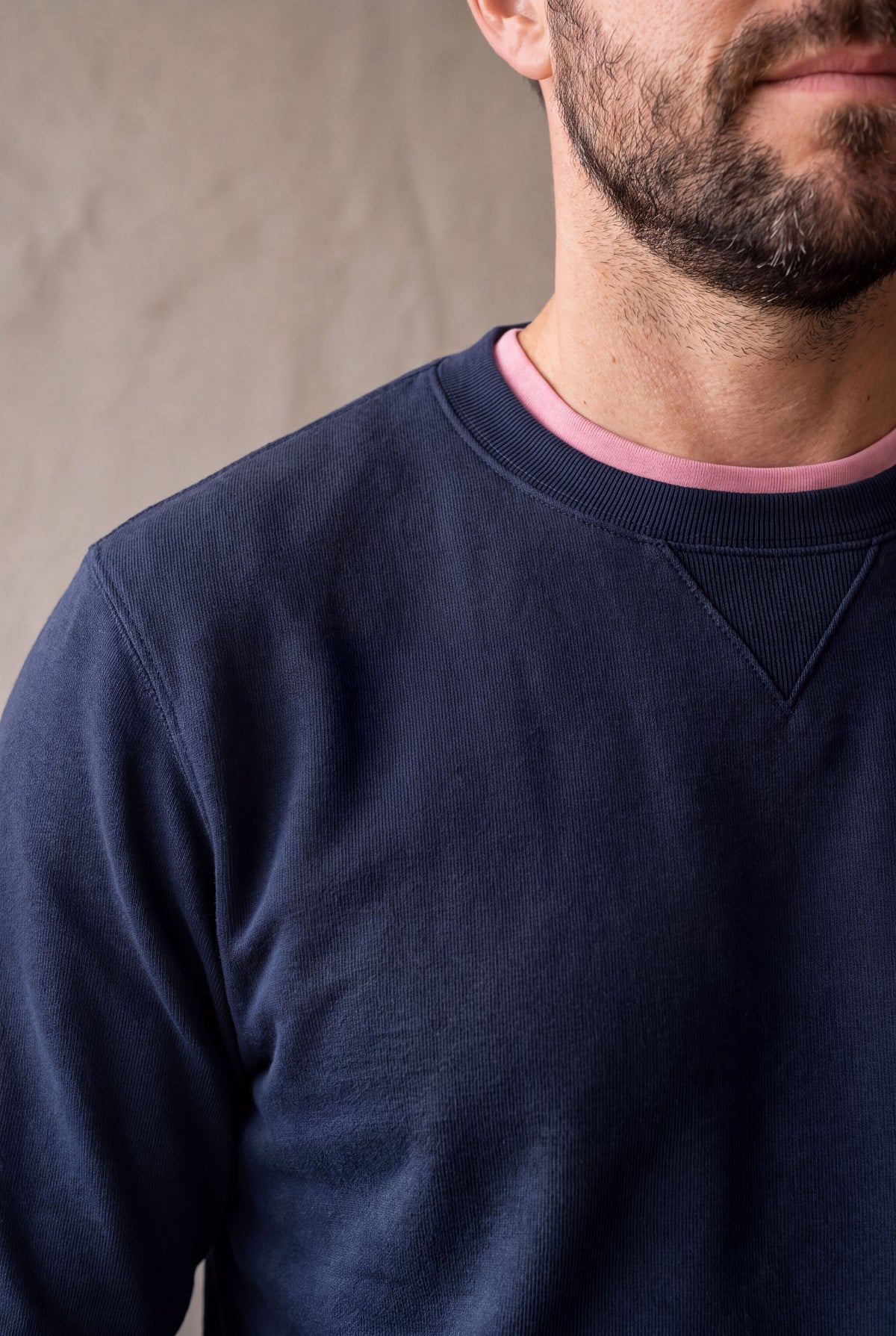Buzo cuello redondo hombre azul marino, detalle de tejido y cuello | algodón peruano | Luck & Load Colombia