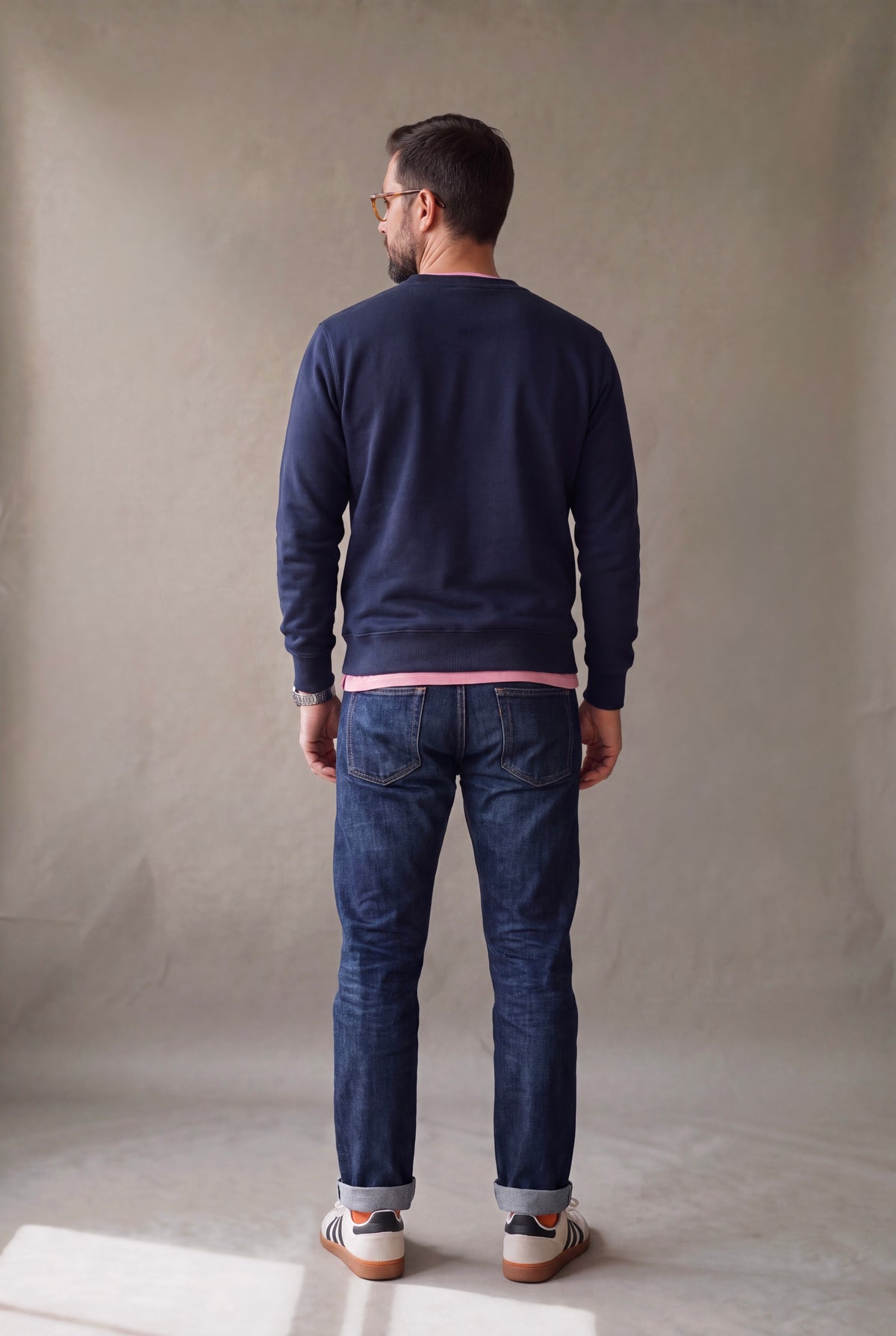 Buzo cuello redondo hombre azul marino, vista de espalda | algodón peruano | Luck & Load Colombia