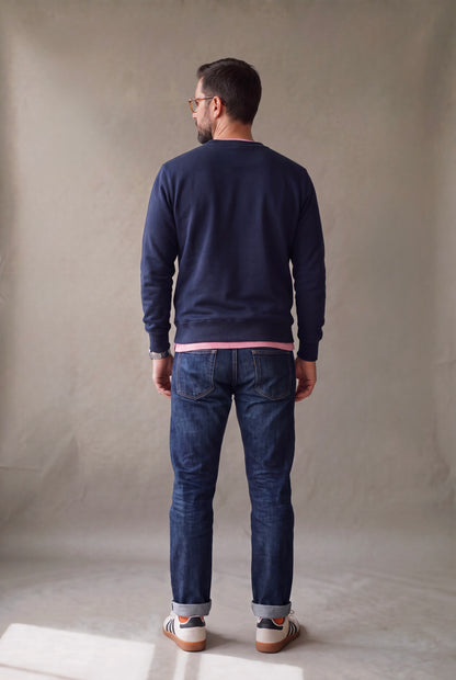 Buzo cuello redondo hombre azul marino, vista de espalda | algodón peruano | Luck & Load Colombia