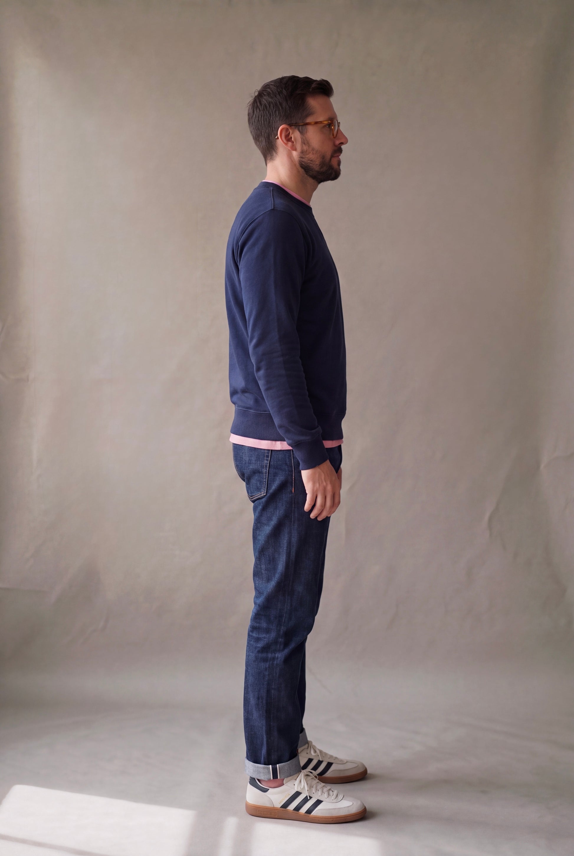 Buzo cuello redondo hombre azul marino, vista lateral | algodón peruano | Luck & Load Colombia
