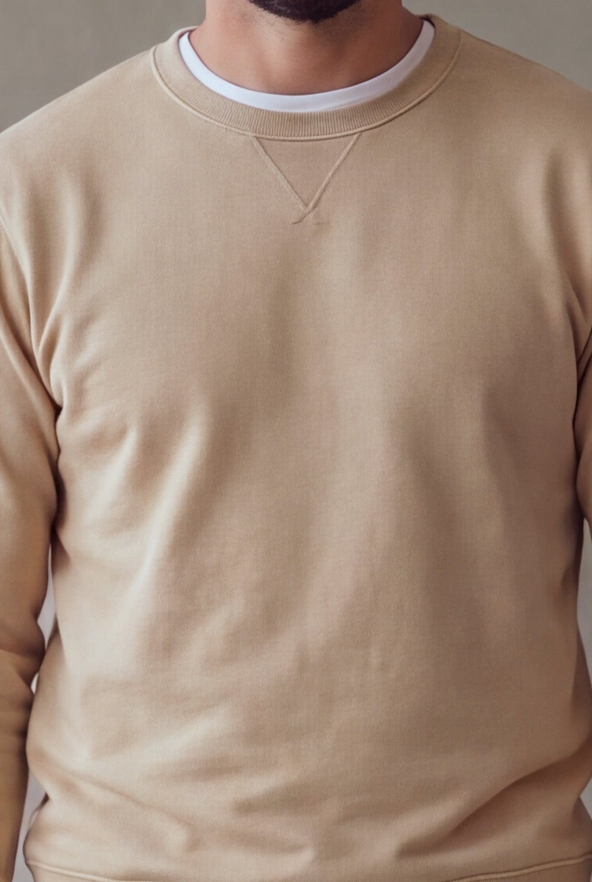 Buzo cuello redondo hombre beige, detalle de tejido y cuello | algodón peruano | Luck & Load Colombia