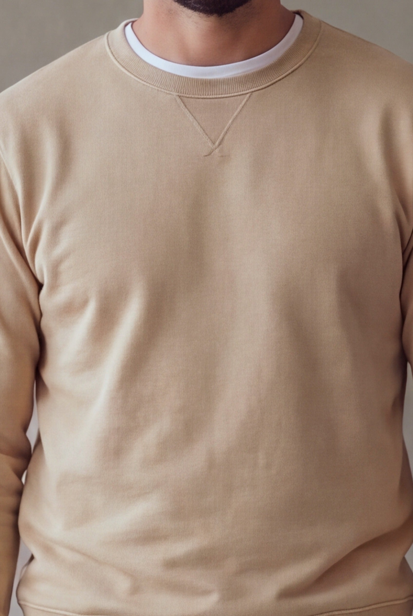 Buzo cuello redondo hombre beige, detalle de tejido y cuello | algodón peruano | Luck & Load Colombia