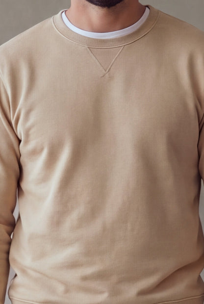 Buzo cuello redondo hombre beige, detalle de tejido y cuello | algodón peruano | Luck & Load Colombia