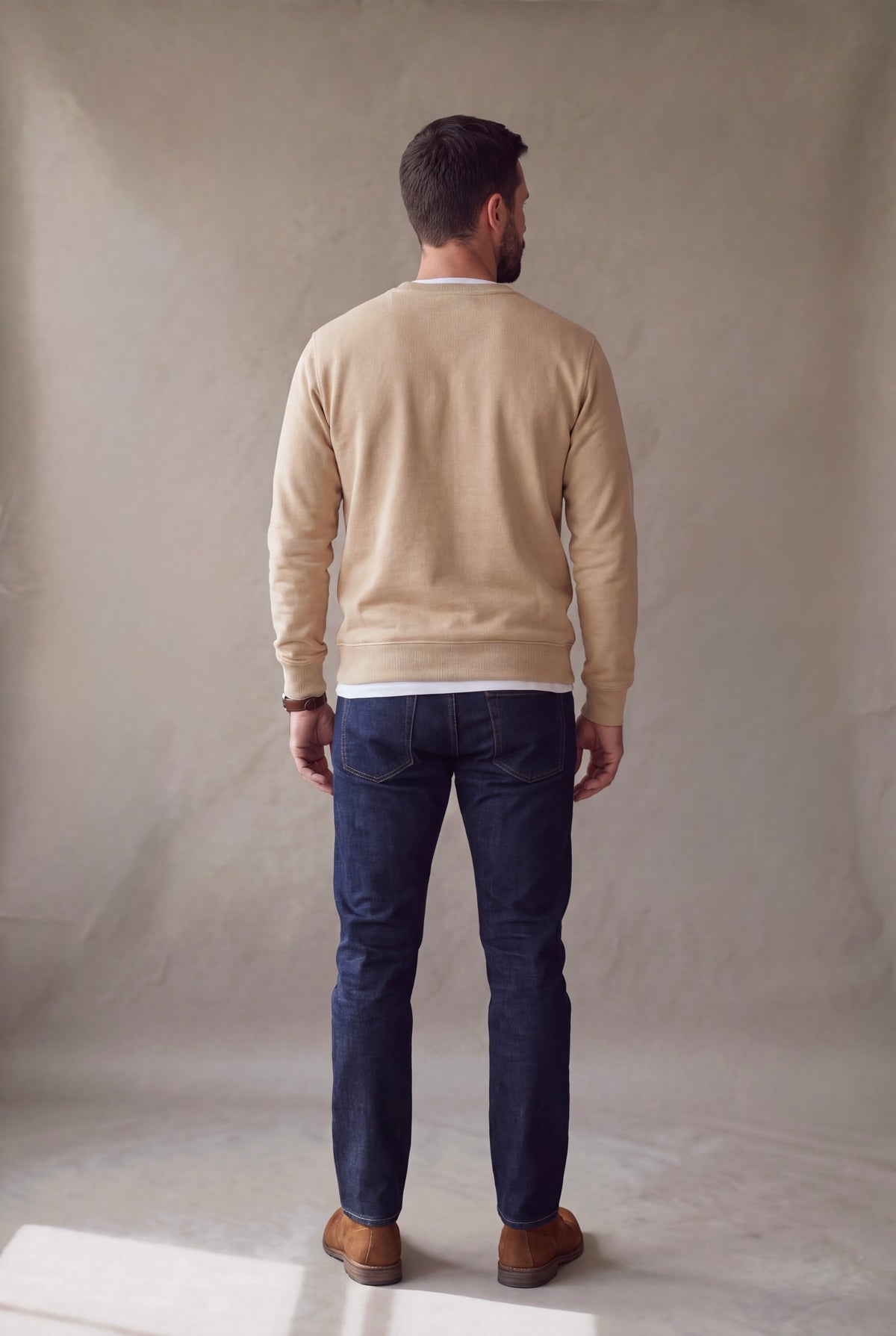 Buzo cuello redondo hombre beige, vista de espalda | algodón peruano | Luck & Load Colombia