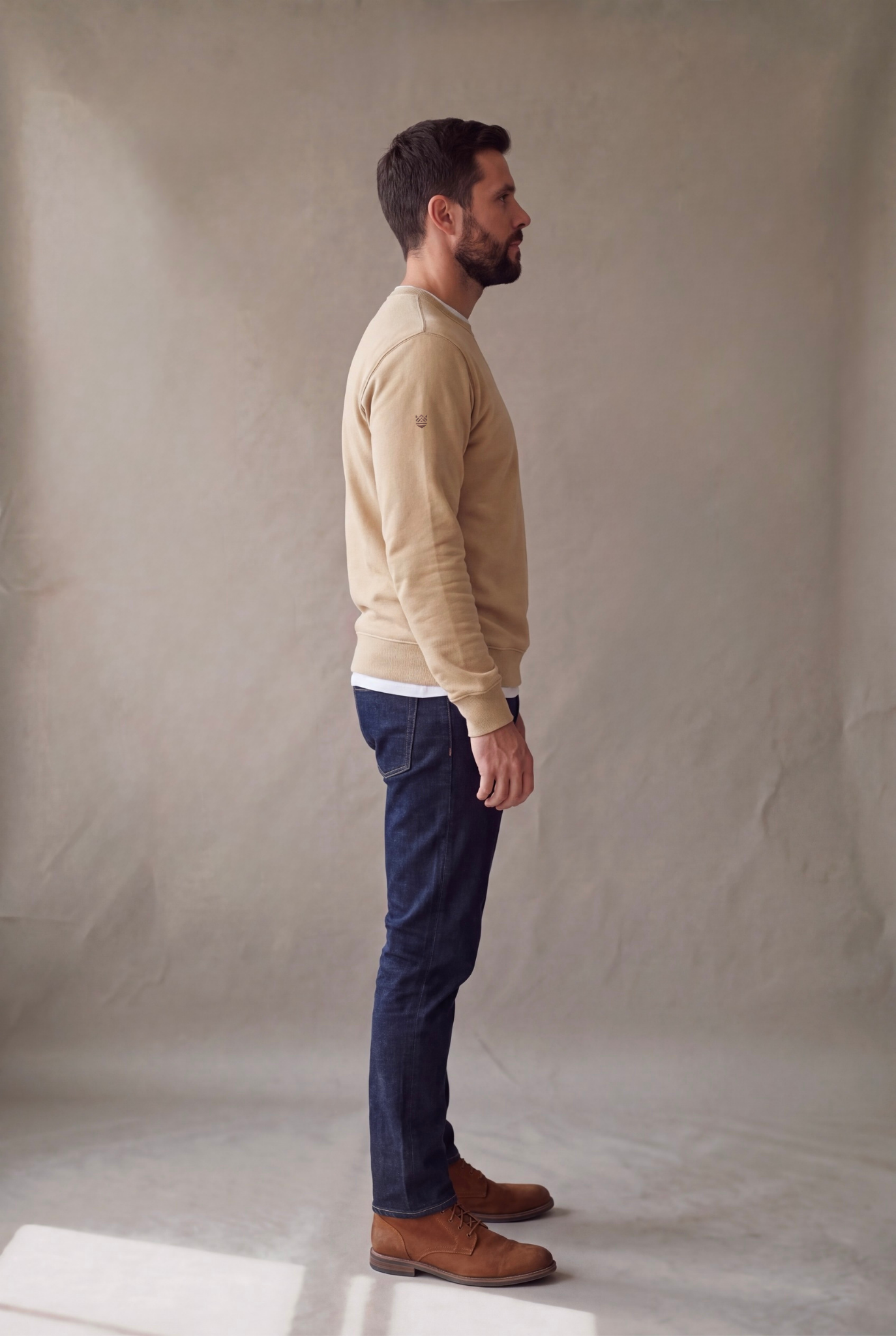 Buzo cuello redondo hombre beige, vista lateral | algodón peruano | Luck & Load Colombia