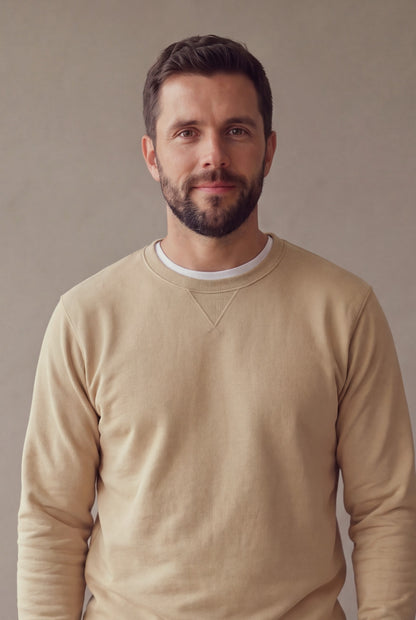 Buzo cuello redondo hombre beige, plano medio | algodón peruano | Luck & Load Colombia