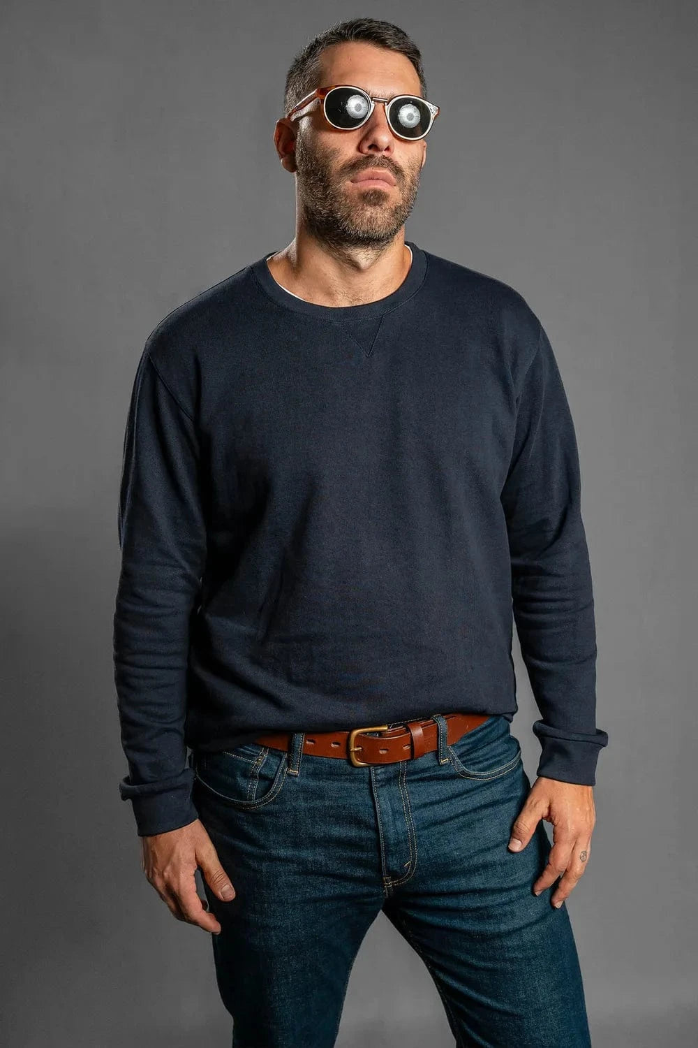 Buzo azul navy hombre Luck & Load — vista frontal con jeans, estilo casual sofisticado