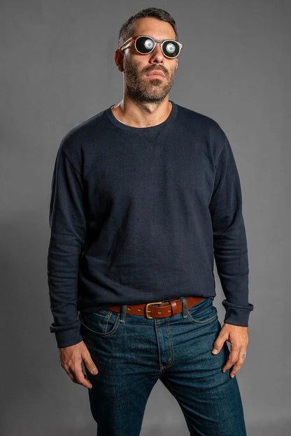 Buzo azul navy hombre Luck & Load — vista frontal con jeans, estilo casual sofisticado