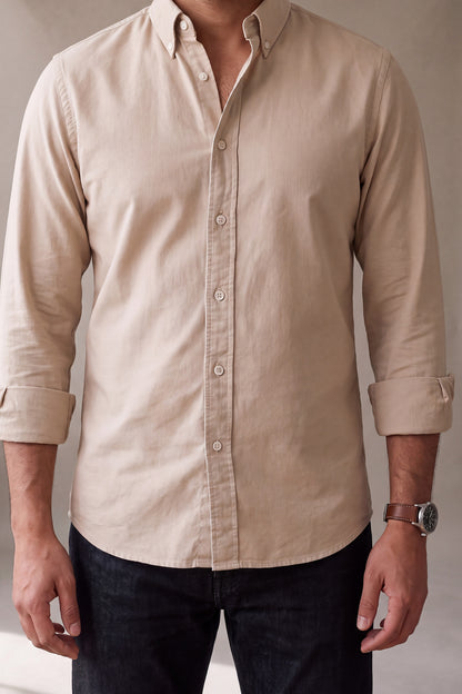 Detalle del tejido oxford y la botonadura de la camisa beige para hombre, Luck and Load