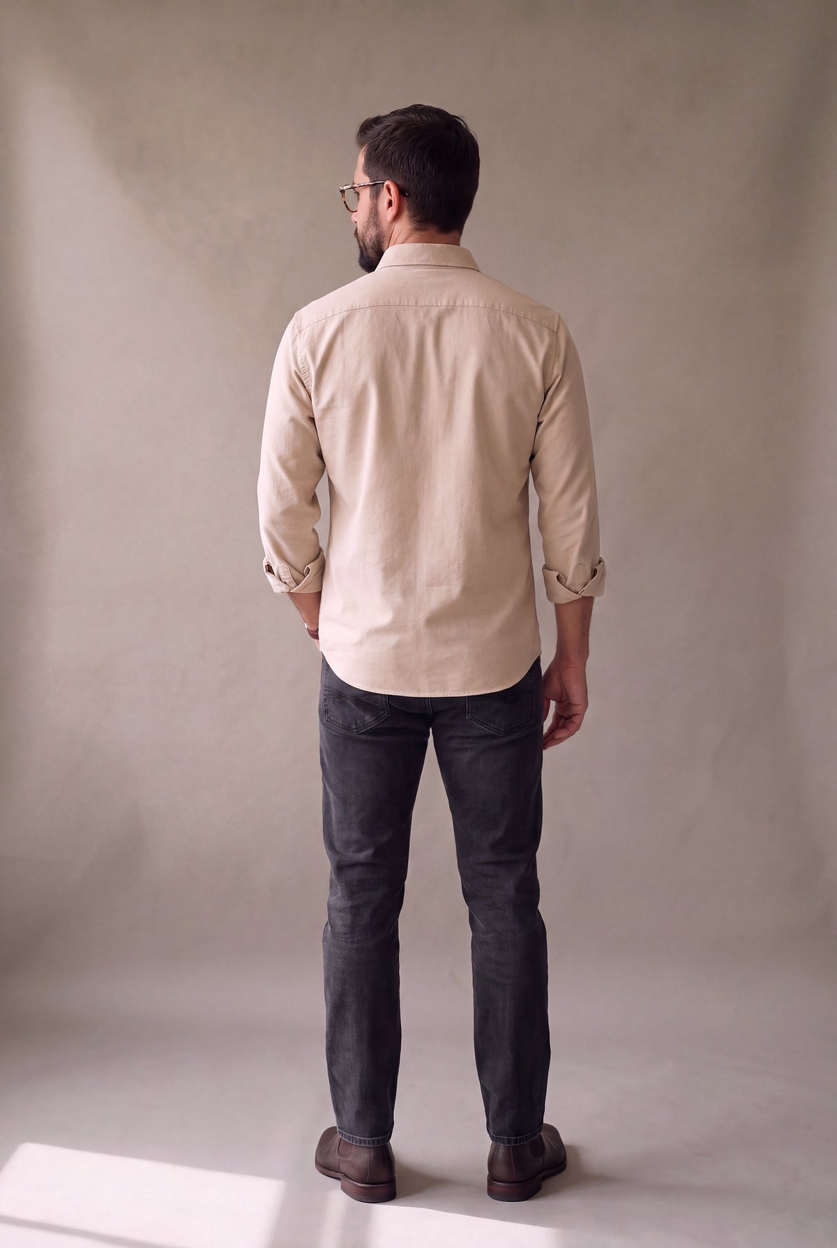 Vista de espalda de la camisa oxford beige para hombre, Luck and Load