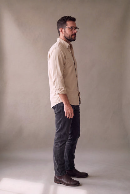 Vista lateral de la camisa oxford beige para hombre, Luck and Load