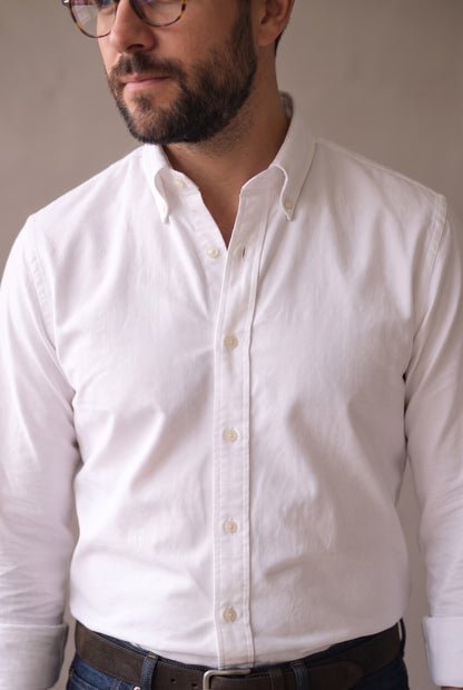 Detalle del tejido oxford y la botonadura de la camisa blanca para hombre, Luck and Load