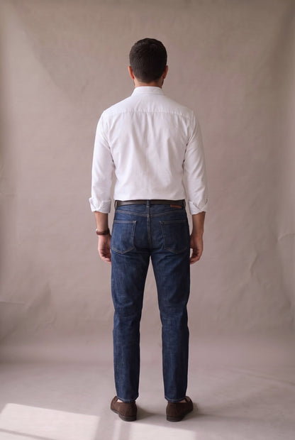 Vista de espalda de la camisa oxford blanca para hombre, Luck and Load