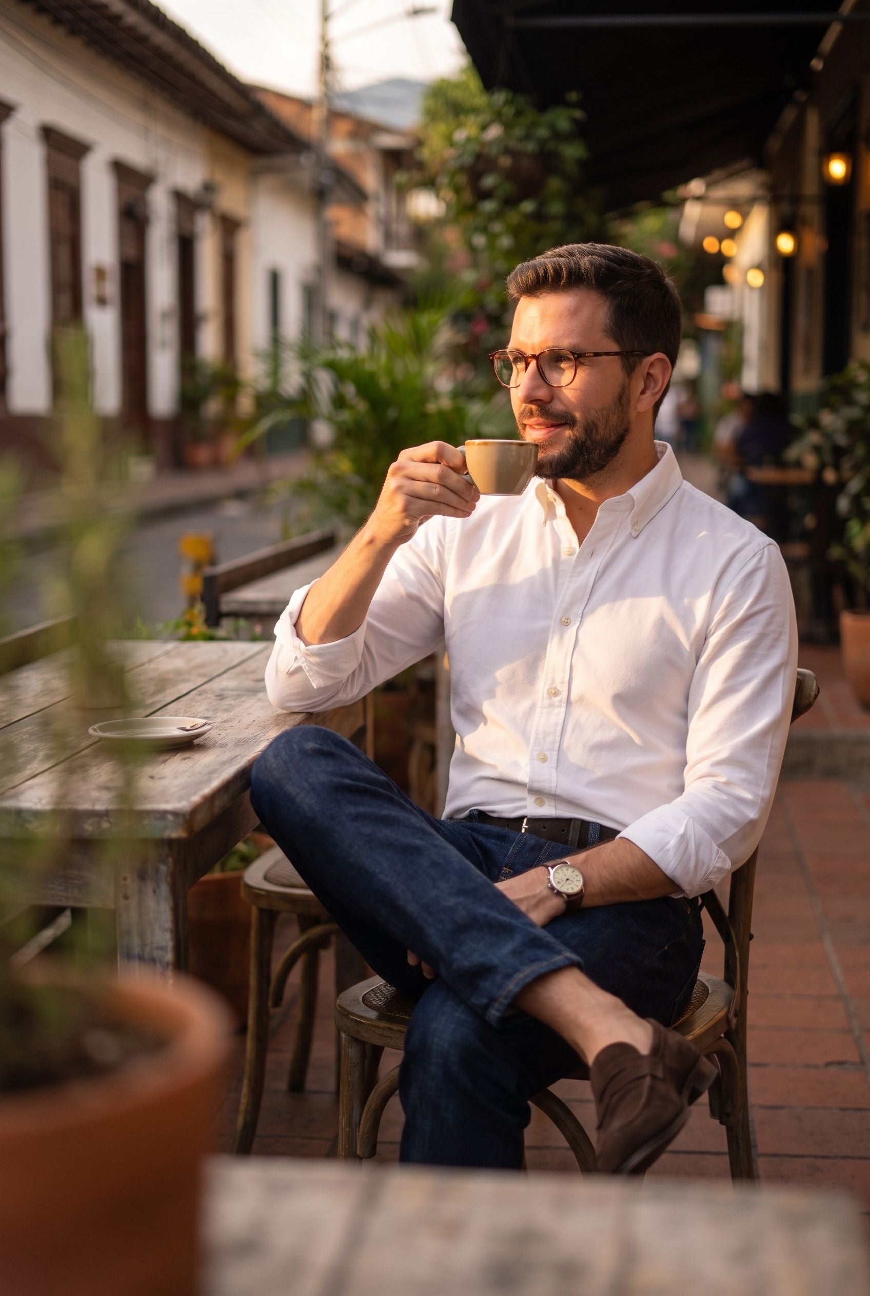 Hombre con camisa oxford blanca en un plan de dia, estilo de vida Luck and Load