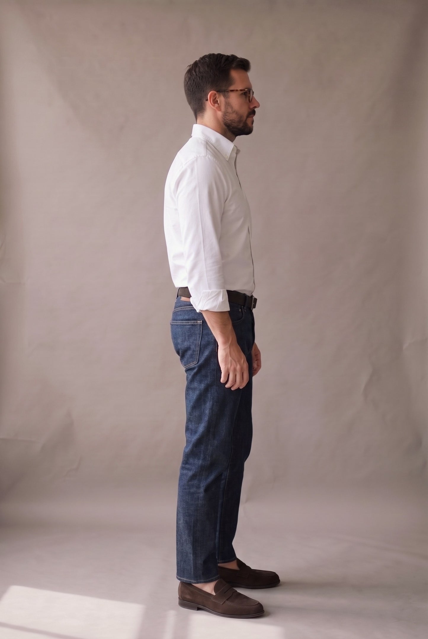 Vista lateral de la camisa oxford blanca para hombre, silueta y caida, Luck and Load